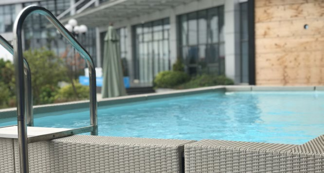 蓝狮在线园区藤编游泳池展示