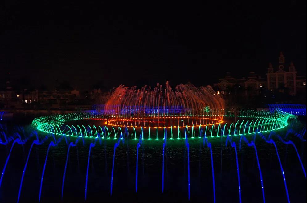 蓝狮在线喷泉图片