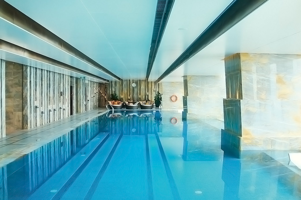深圳瑞吉酒店室内泳池