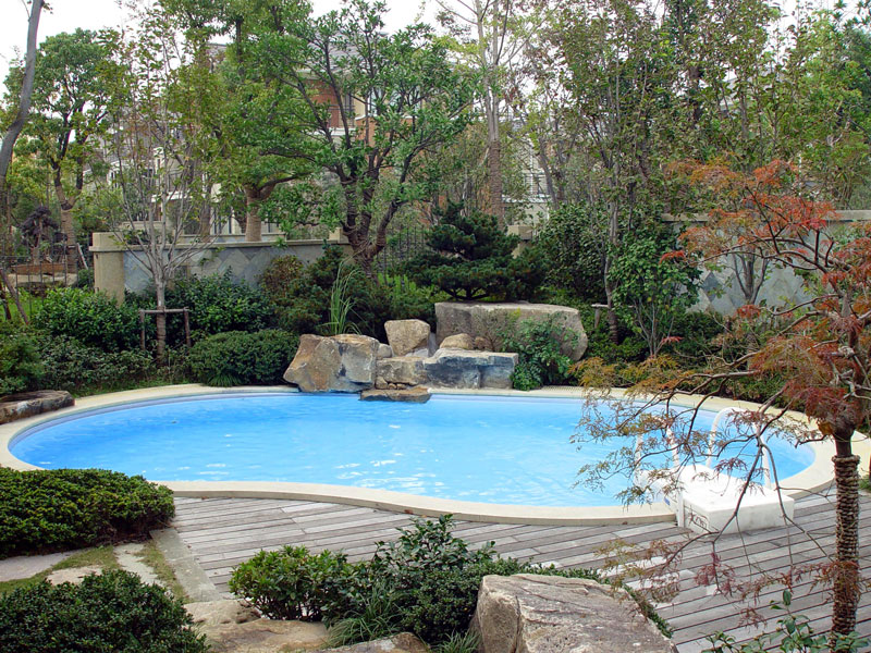 <b>别墅游泳池建在庭院哪？3 个黄金位置不浪费空间还显档次！</b>