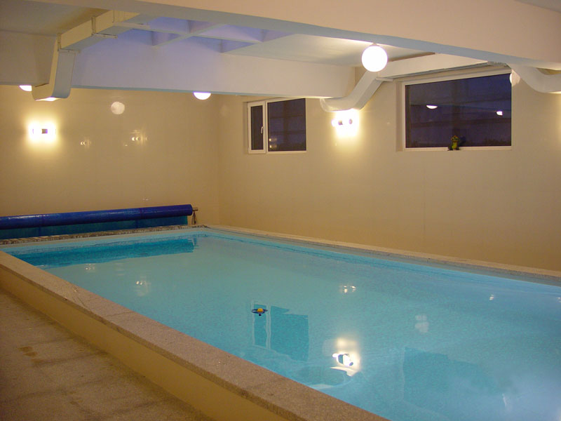 谁说别墅游泳池只能夏天用？加个恒温装置，冬天也能泡温泉！