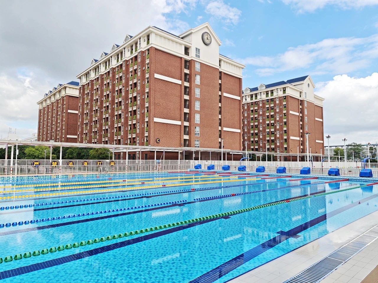 游泳池日常清洁的频率与方法